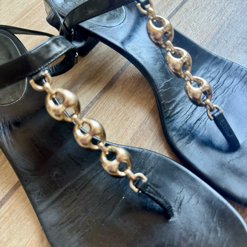 Gucci Black Leather T-Strap Sandals with Gold Chain - Picture 2 of 6
